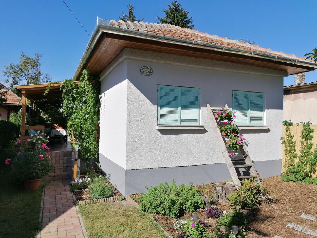 Menta Apartman Мезёкёвешд Экстерьер фото